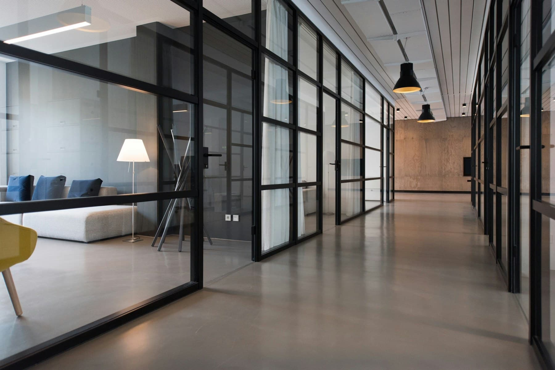 Rate strategy desk with workstations and financial review space